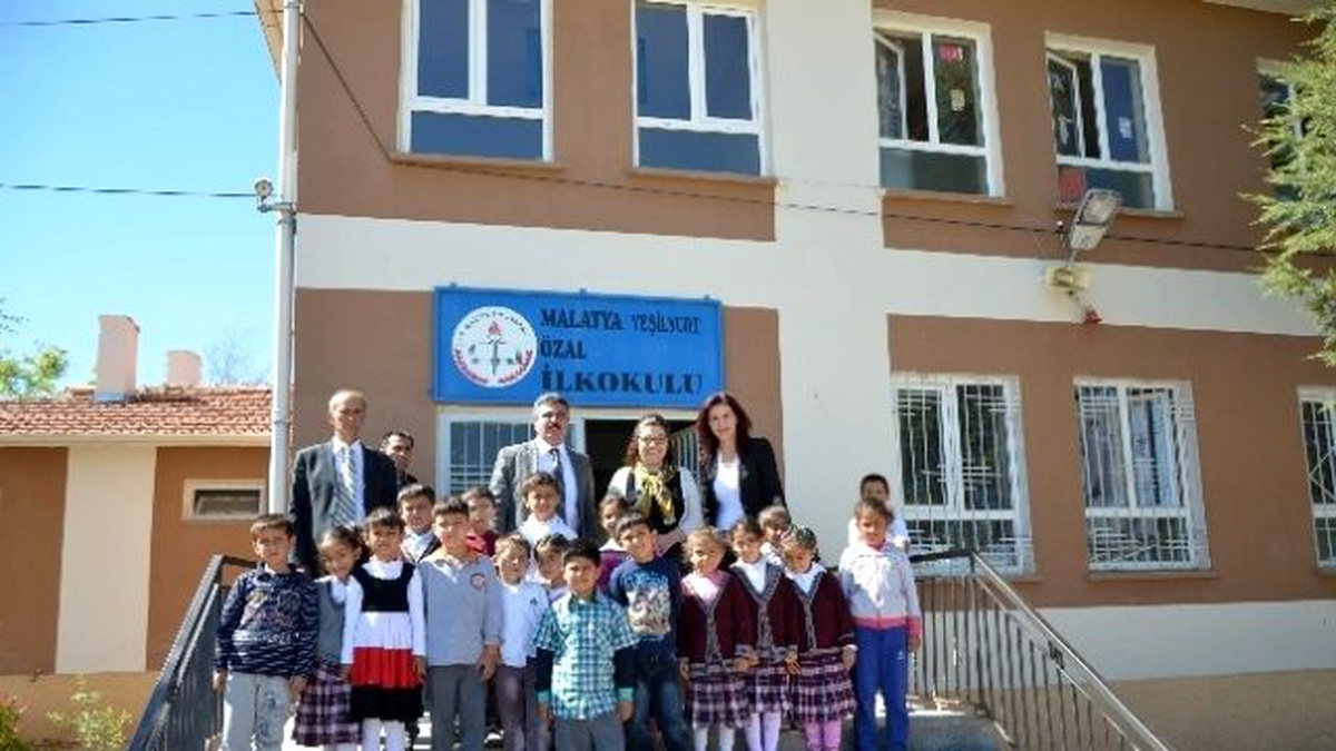 Yazar Nurgül Ateş\'den Okul Ziyareti