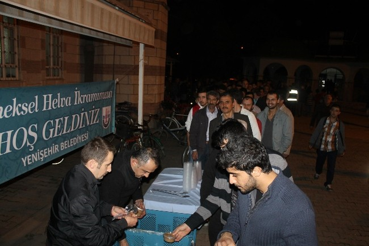 Yenişehir Belediyesi Helva Dağıttı