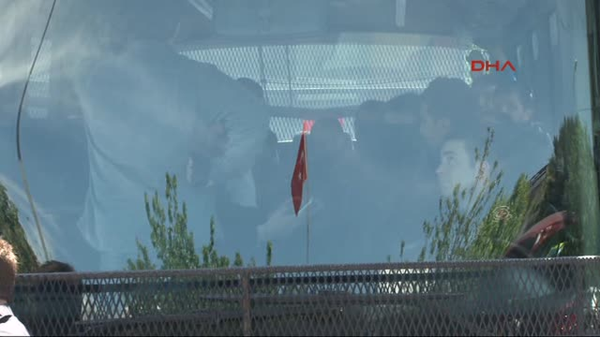 1 Mayıs\'ta Gözaltına Alınan Bir Grup, Sağlık Kontrolü İçin Hastaneye Getirildi