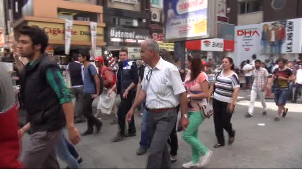 Adana\'da Türkçüler, Bozkurt İşaretleriyle Yürüdü