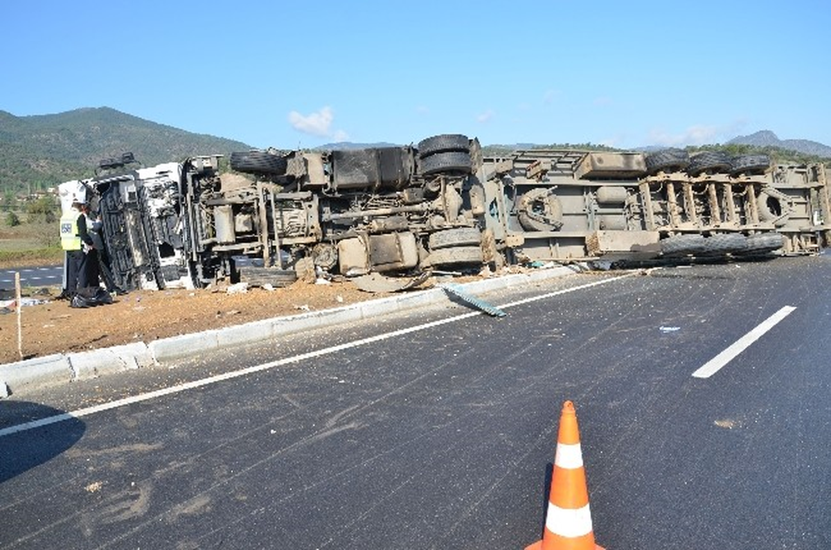 Adilcevaz\'da Muz Yüklü Tır Devrildi: 1 Yaralı