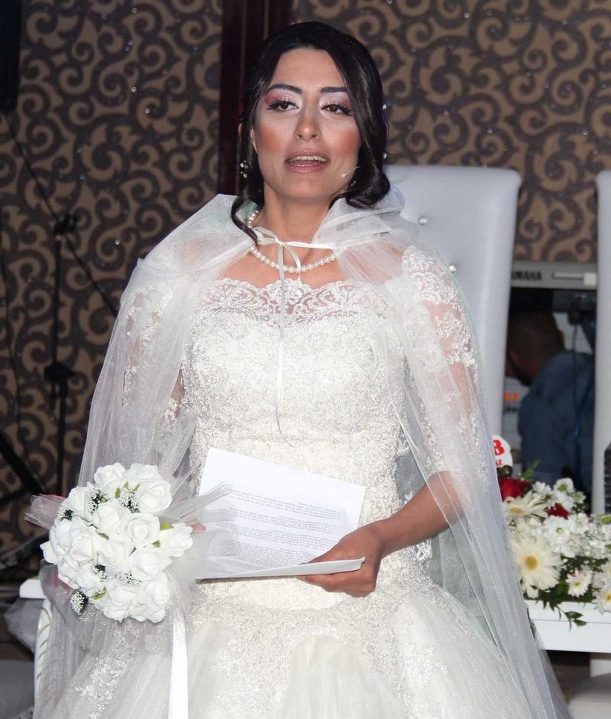 Ana Haber Bültenini Gelinlikle Sundu