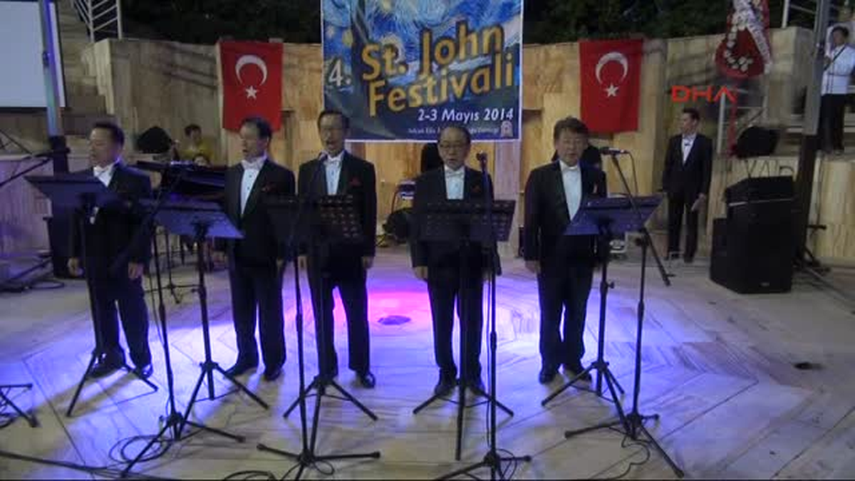 İstiklal Marşı\'nı Okuyan Güney Koreli Sanatçılar Alkışlandı