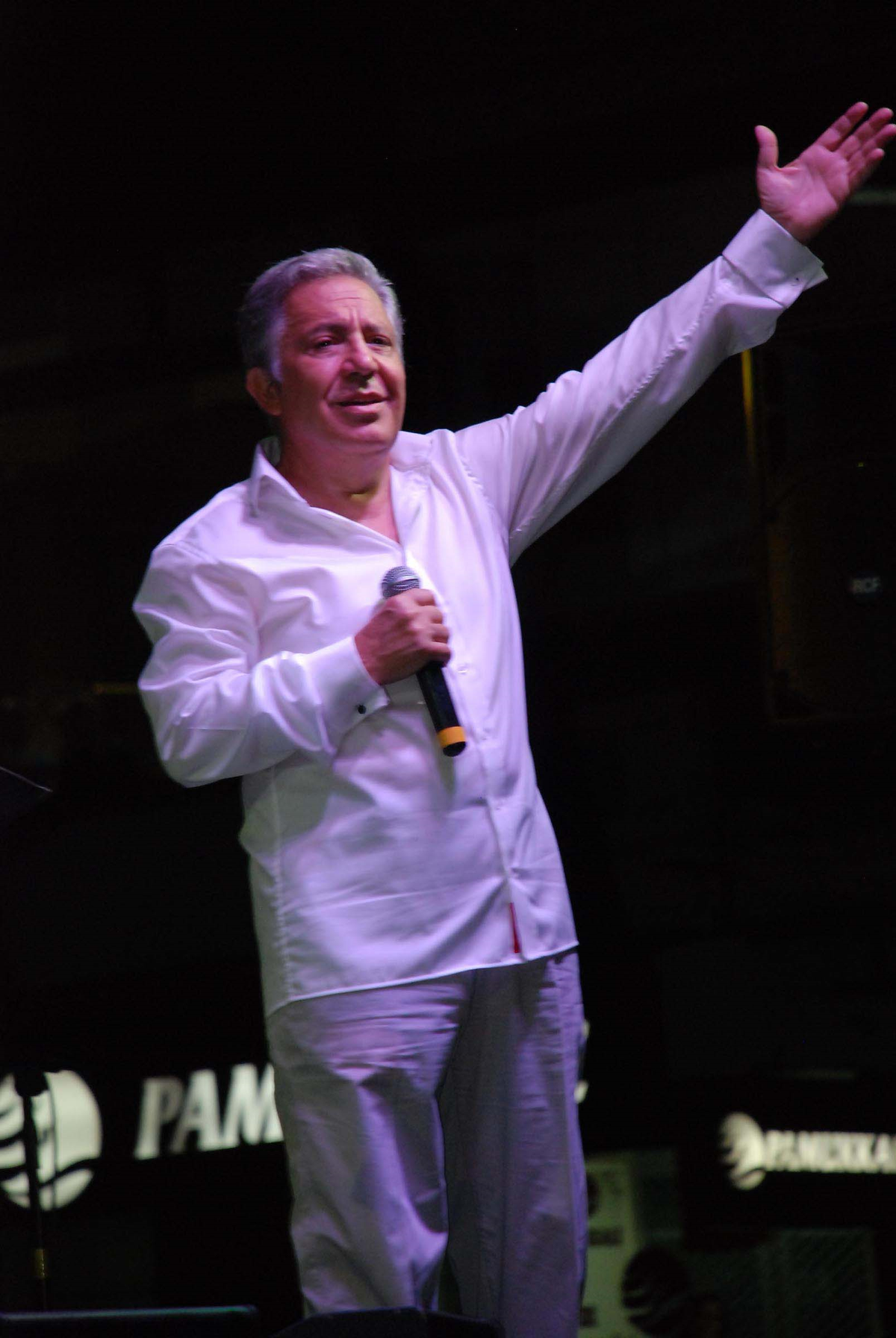 Zülfü Livaneli, Frankfurt\'ta Konser Verdi
