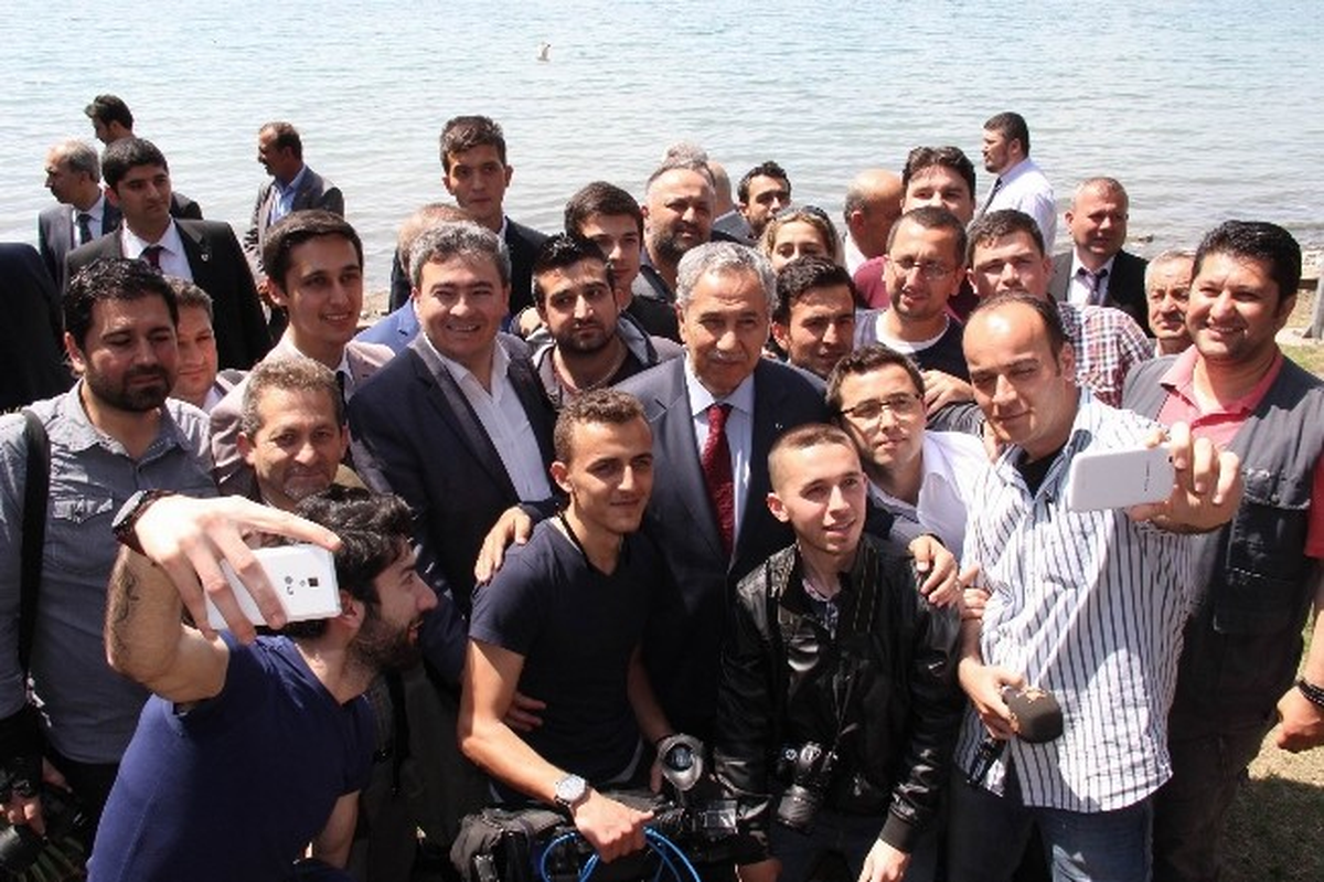 Başbakan Yardımcısı Arınç, Gazetecilerle Selfie Yaptı