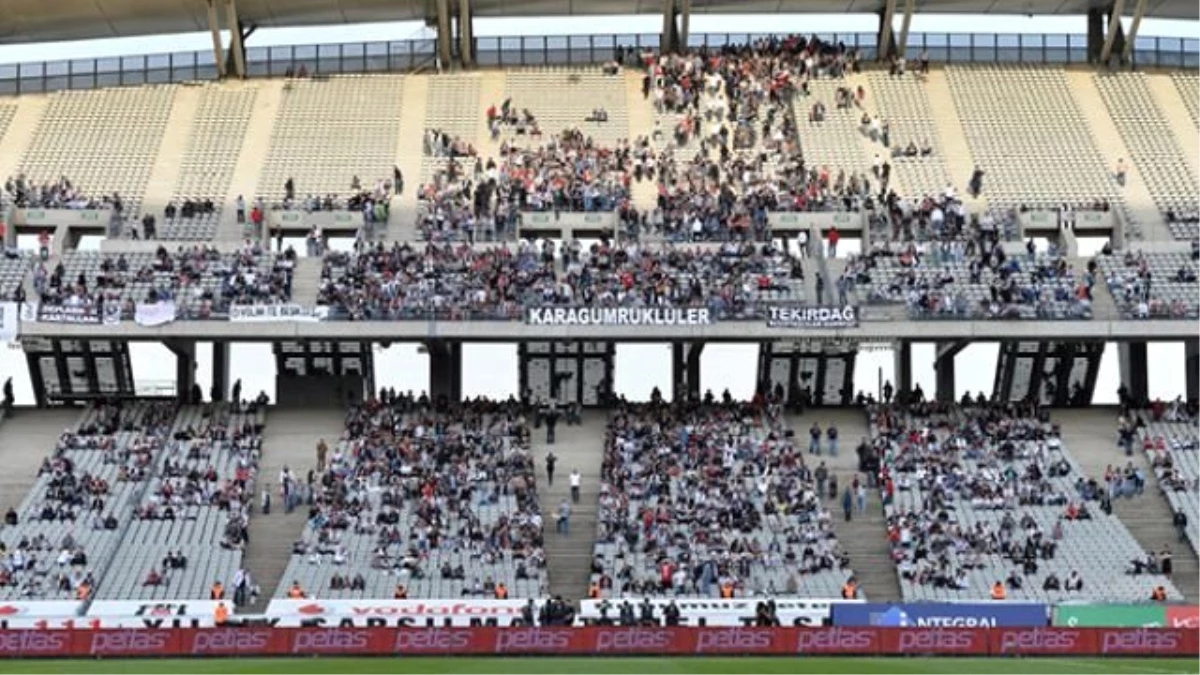 Beşiktaşlılardan Hem Destek Hem Protesto