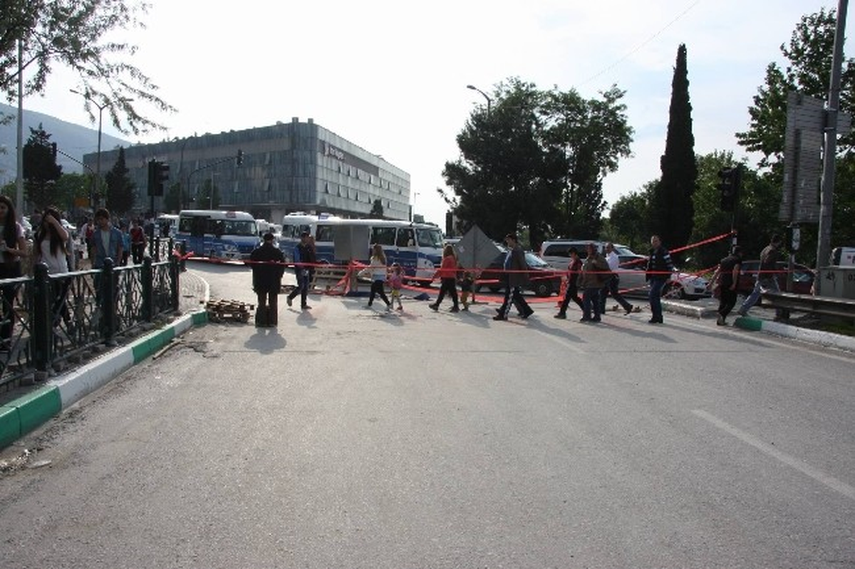 Bursa\'da Çöken Yol Hafta Sonu Trafiği Felç Etti