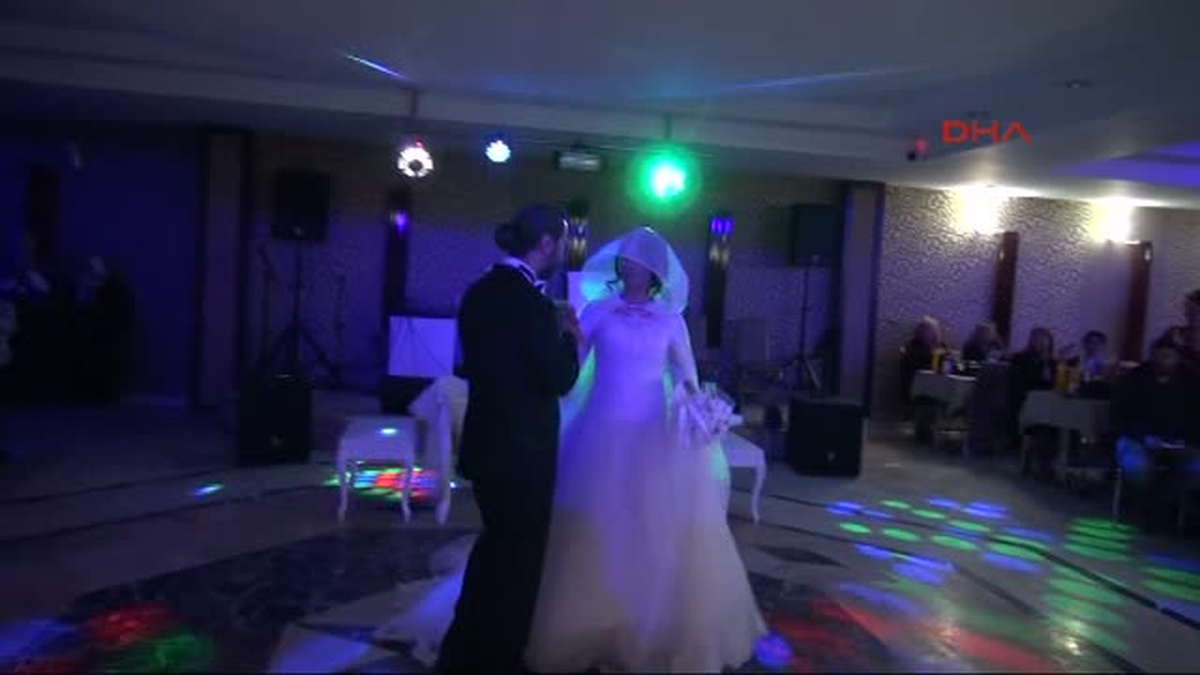 Düğününde Gelinliği ile Haber Sundu