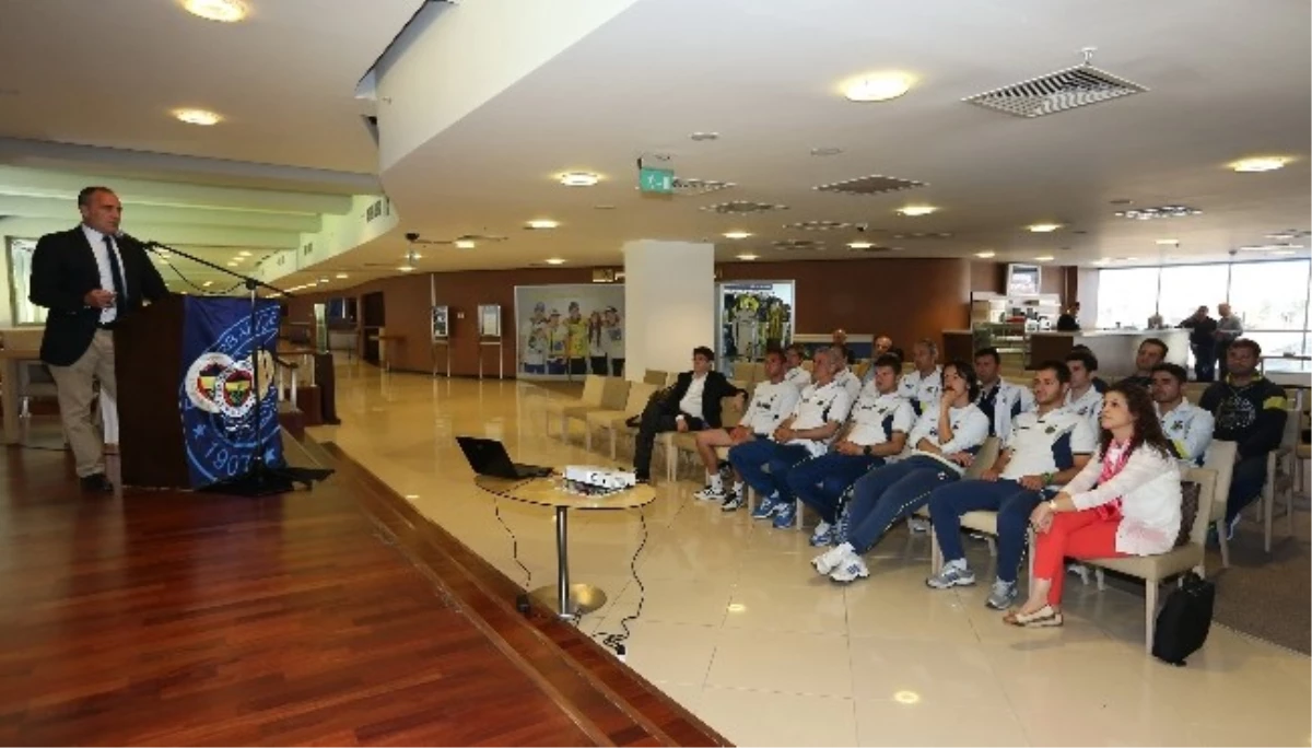 Fenerbahçe\'de Sporcu Sağlığı Semineri Düzenlendi