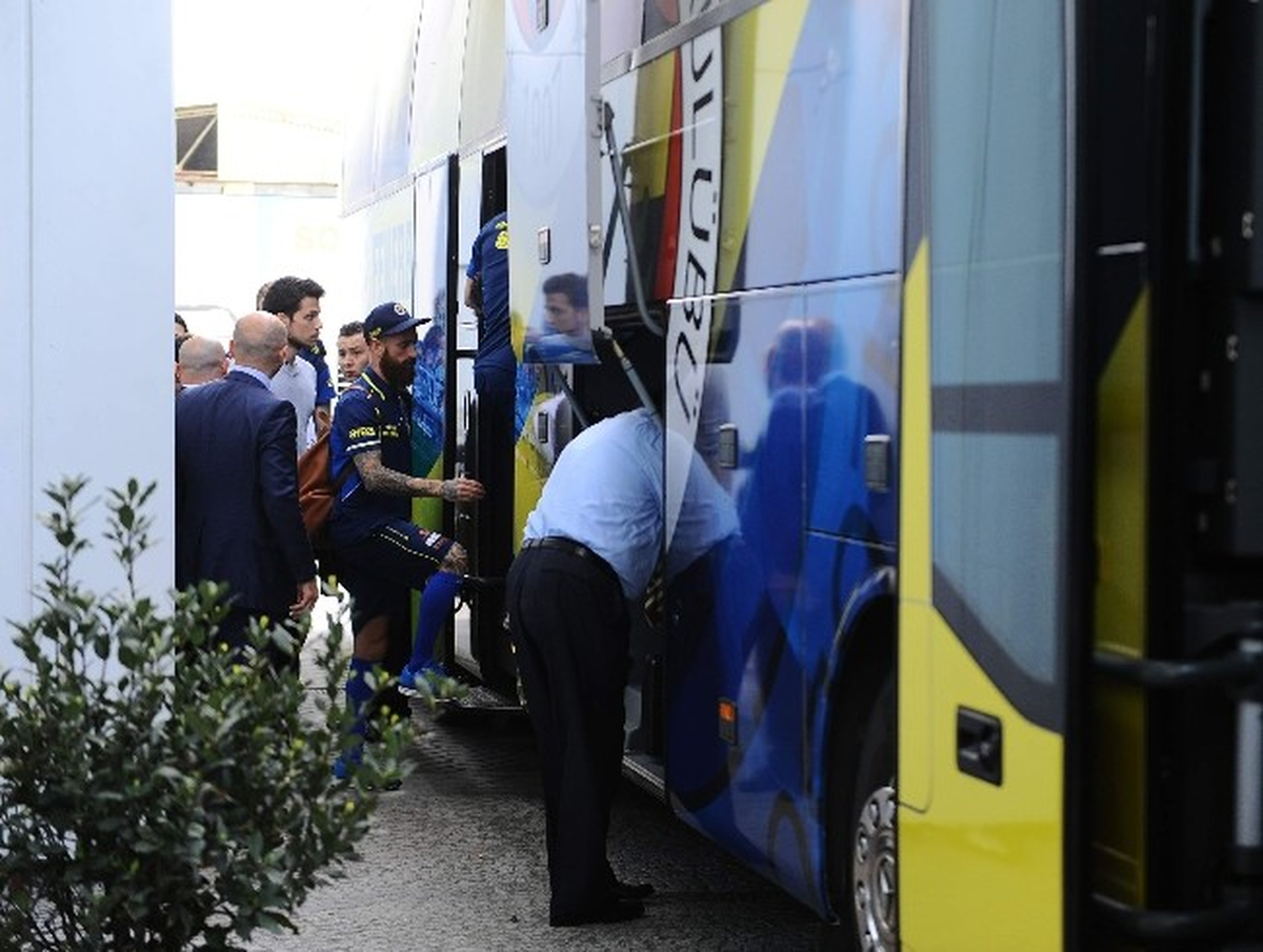 Fenerbahçe Futbol Takımı İzmir\'e Gitti