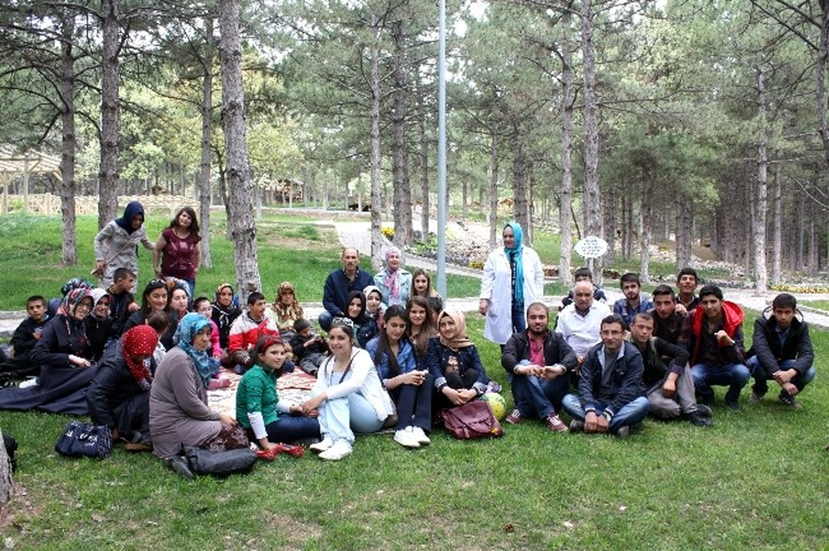 Gediz Sağlık Hizmetleri Meslek Yüksekokulu Öğrencileri Engelli Öğrencilerle Piknik Yaptı
