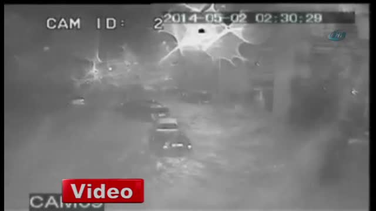 Gökçeada\'da Sel Suları, Park Halindeki Otomobilleri Önüne Katıp Sürükledi