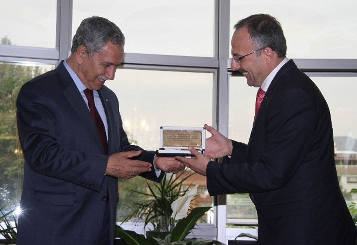 Gürsu Belediye Başkan Yıldız, Arınç\'a Şehrin Temsili Anahtarını Verdi