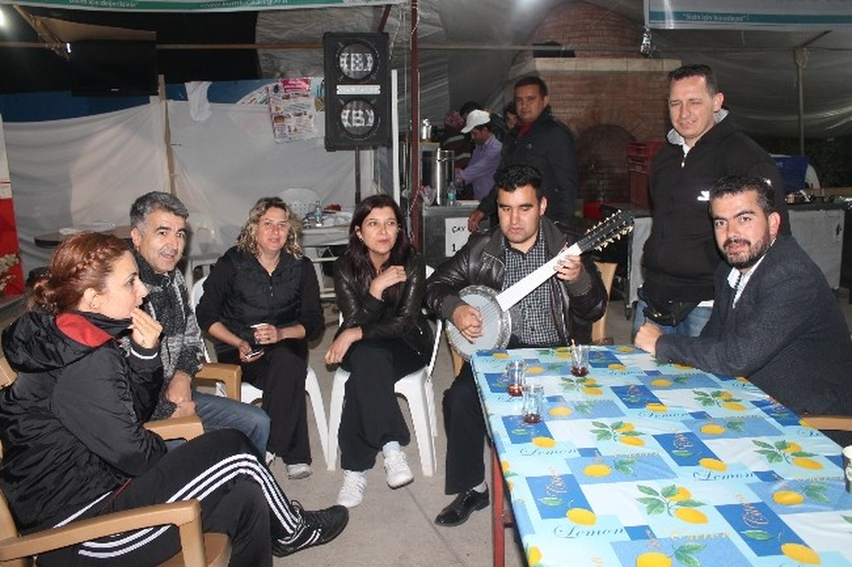 Hastane Personeli Acil Servisin Restorasyonu İçin Stant Açtı