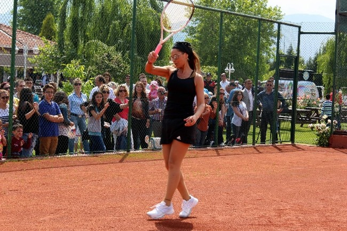 Hülya Avşar Sahalarda