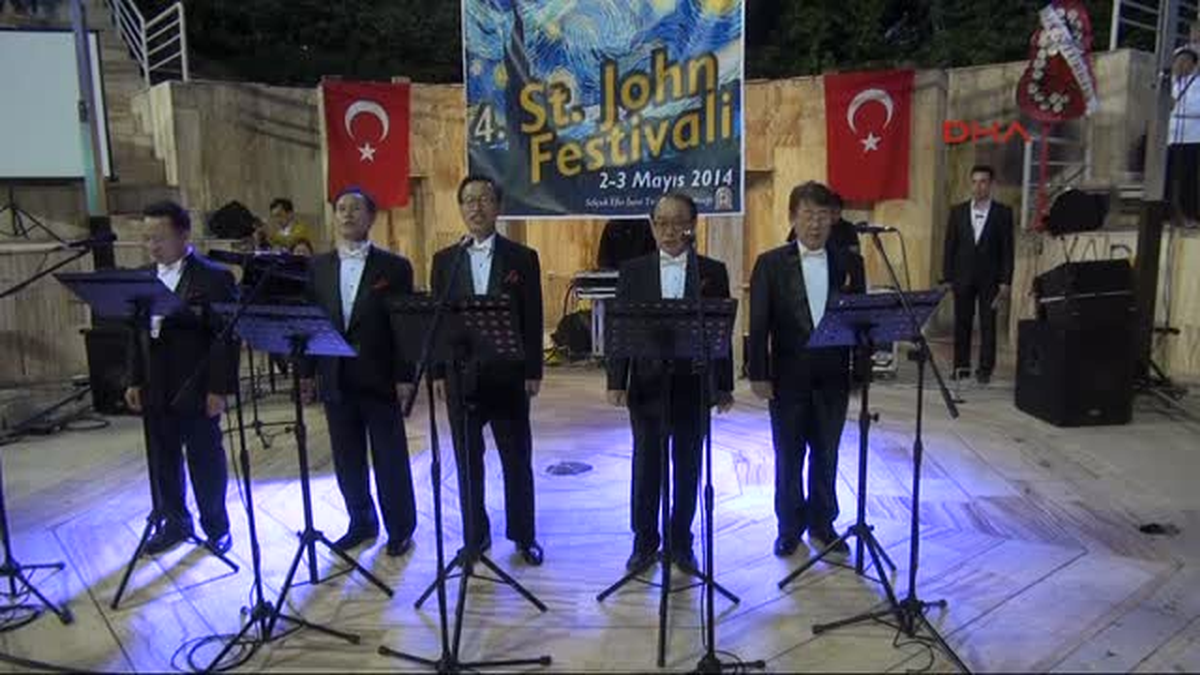 İstiklal Marşı\'nı Okuyan Güney Koreli Sanatçılar Alkışlandı