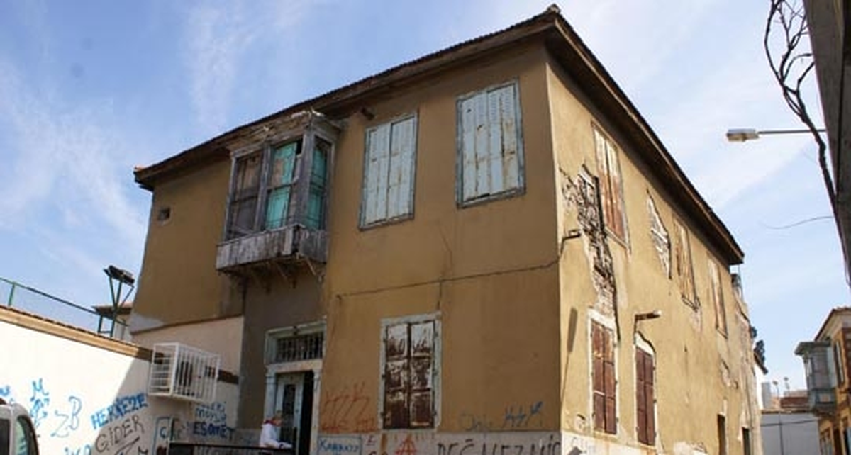 İzmir\'de 164 Yıllık Bina Küllerinden Doğdu