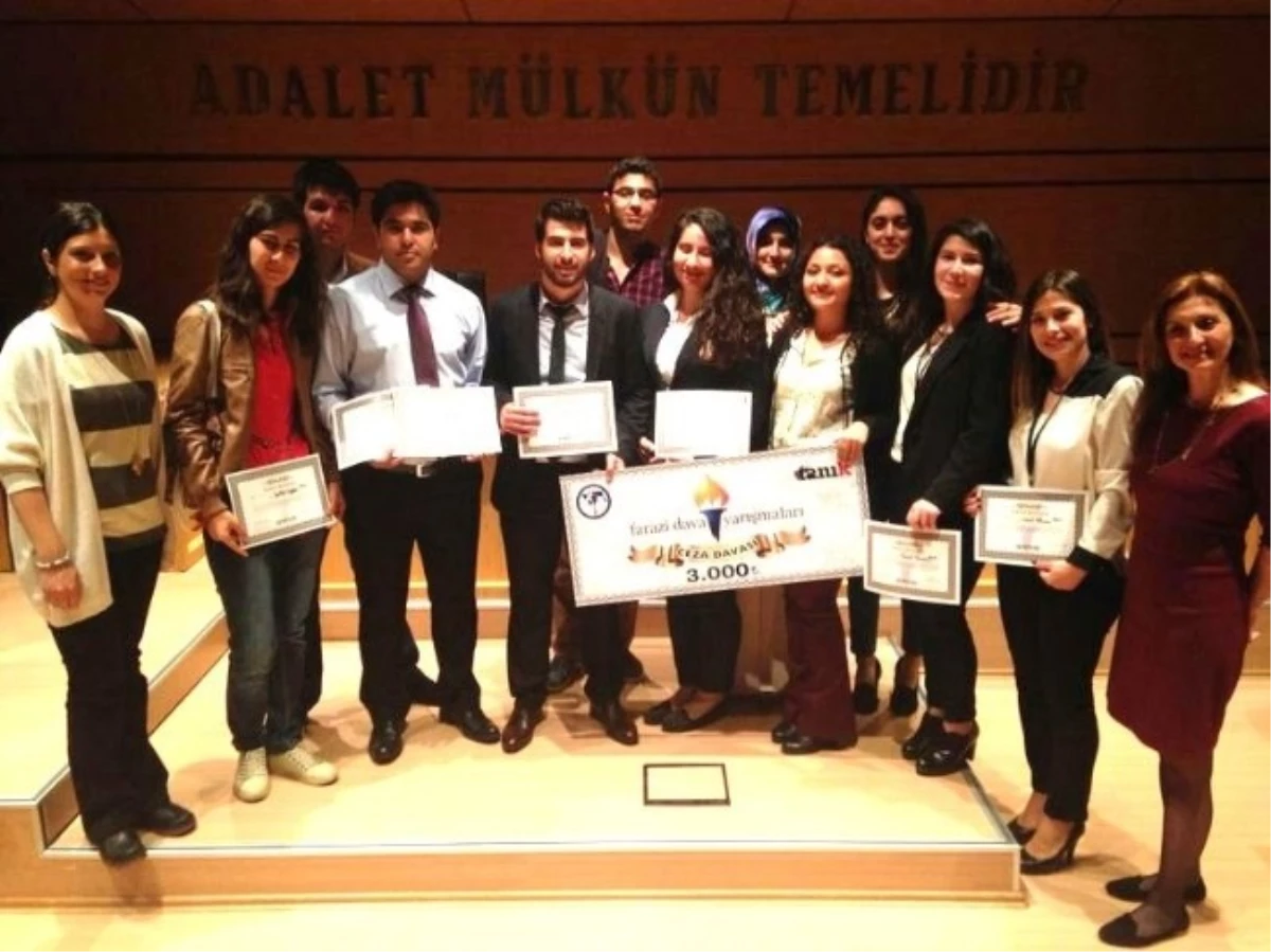 İzmir Üniversitesi Öğrencileri Farazi Dava Yarışmasında Şampiyon Oldu