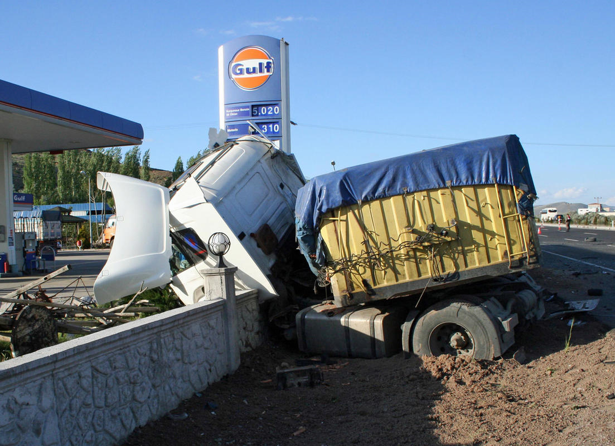 Kayseri\'de Tırla Otomobil Çarpıştı: 2 Ölü, 1 Yaralı