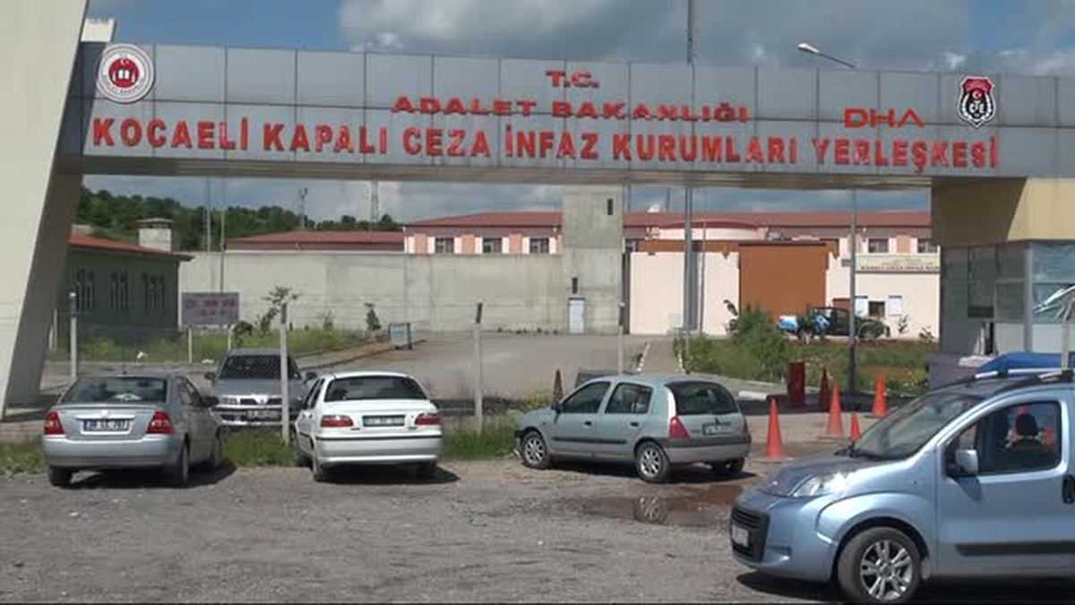 Kocaeli Kandıra C Tipi Kapalı Cezaevi\'nde Mahkumlar Yatak ve Yorganları Ateşe Verdi Gündüz Görüntüsü