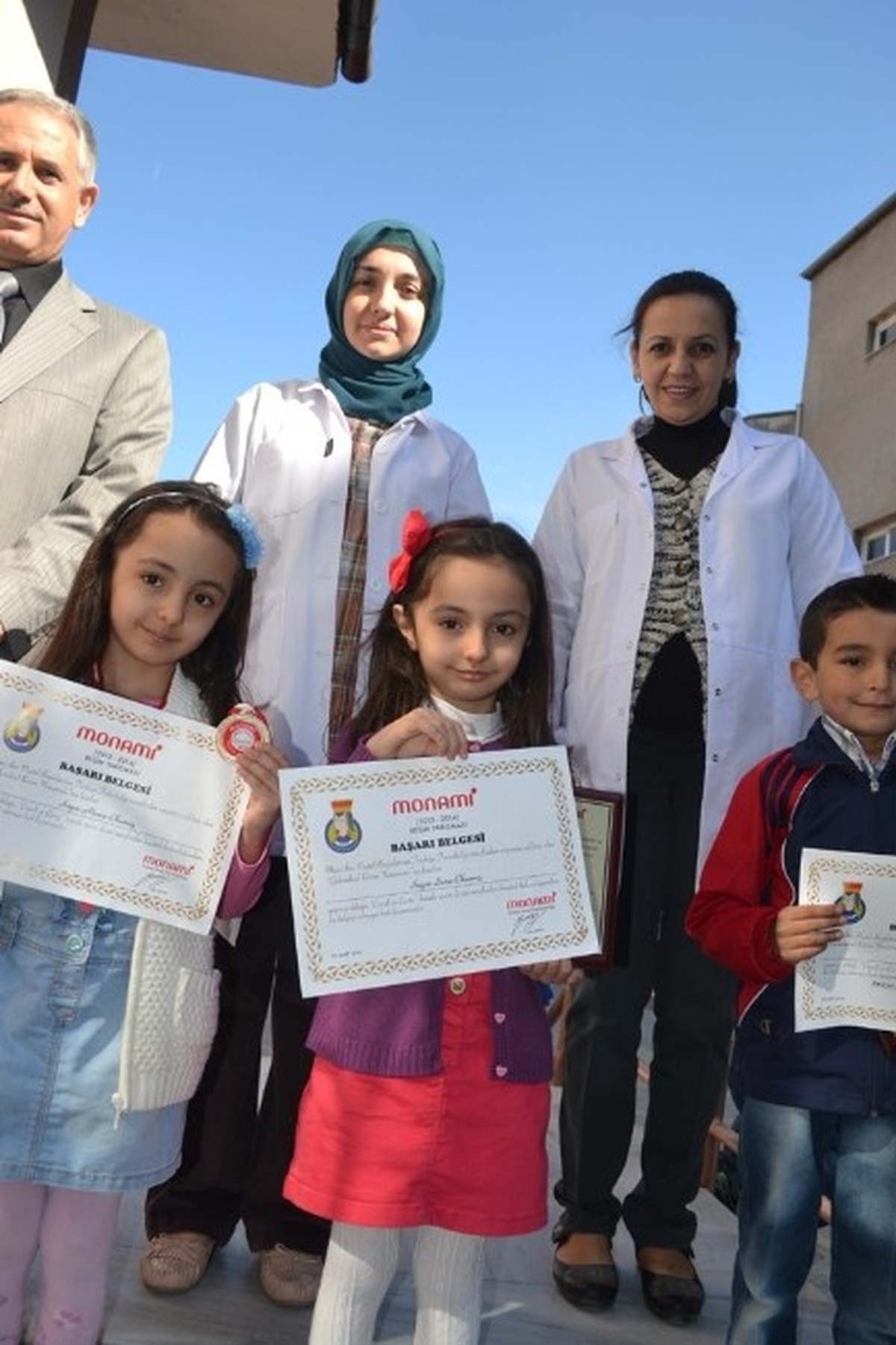 Minik Öğrencilerde Madalya Sevinci