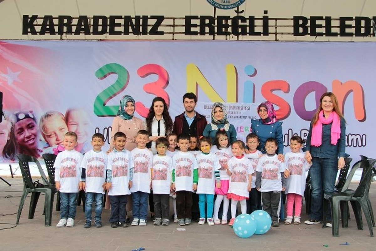 Öğretmen Adayları Anaokulu Öğrencilerini Eğlendirdi
