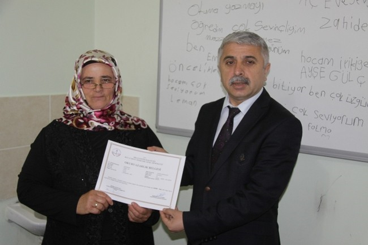 Yazmayı Öğrendi, İlk İşi "Kocamı Çok Seviyorum" Yazmak Oldu