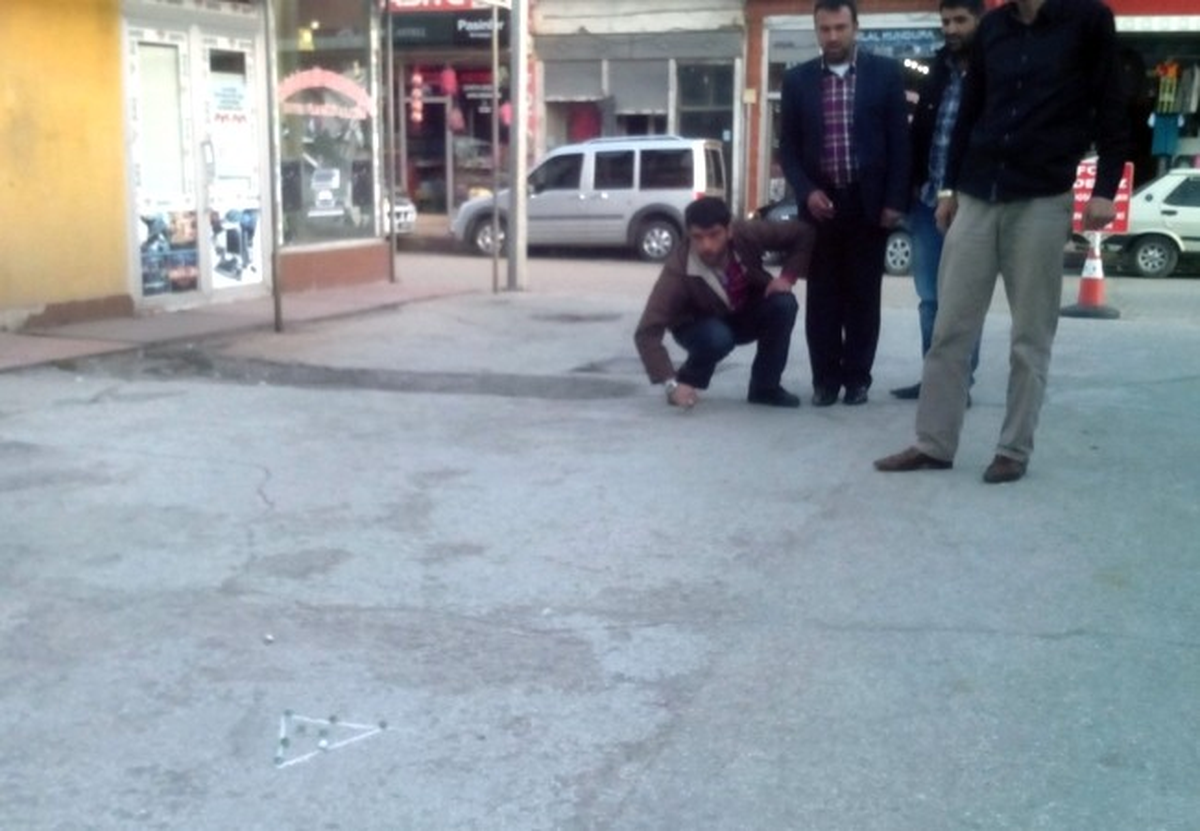 Pasinler\'de Esnaf İşsizlikten Dolayı Bilye Oynuyor