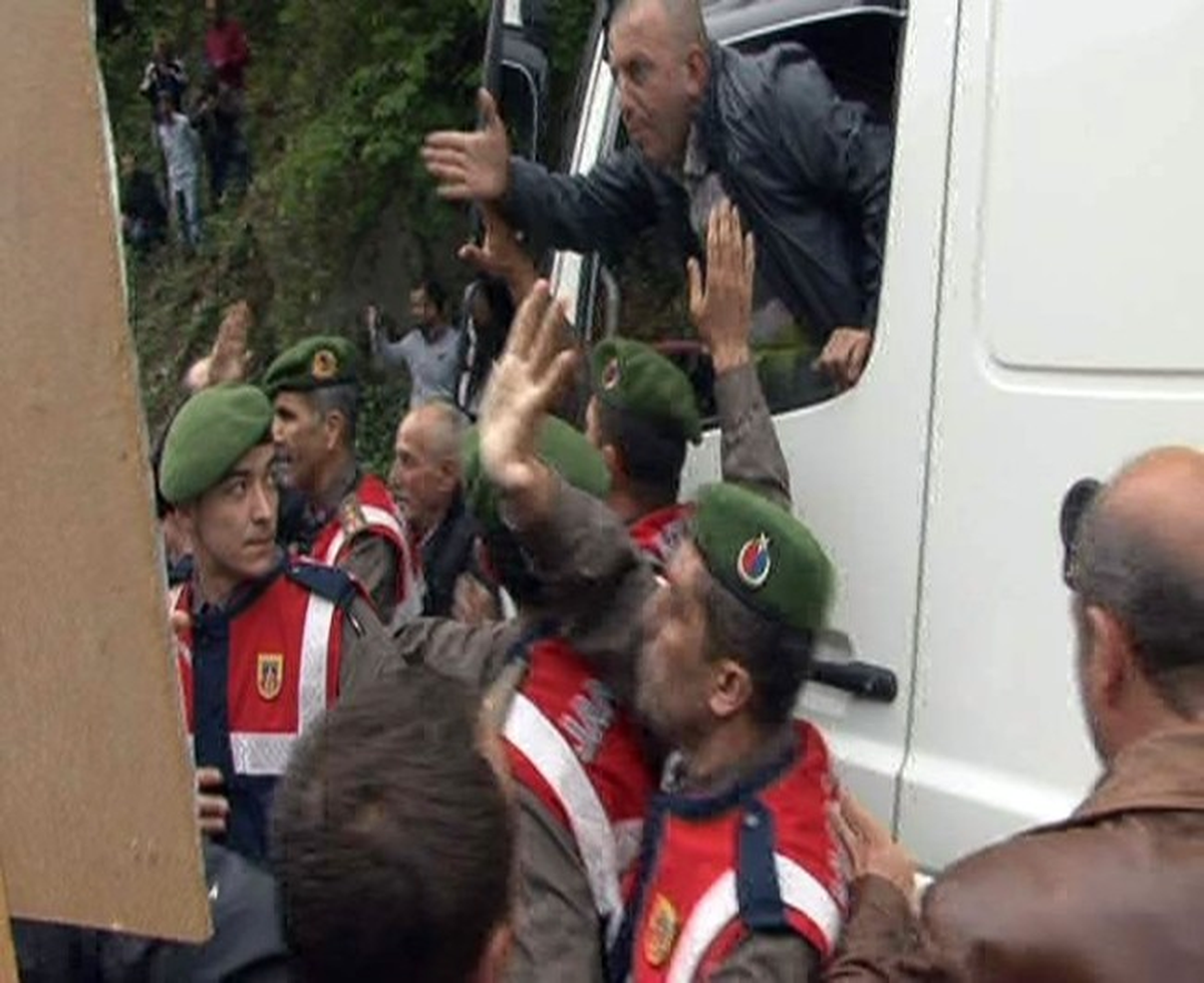 Rize\'de Hes Protestosunda Yol Trafiğe Kapatılınca Kavga Çıktı