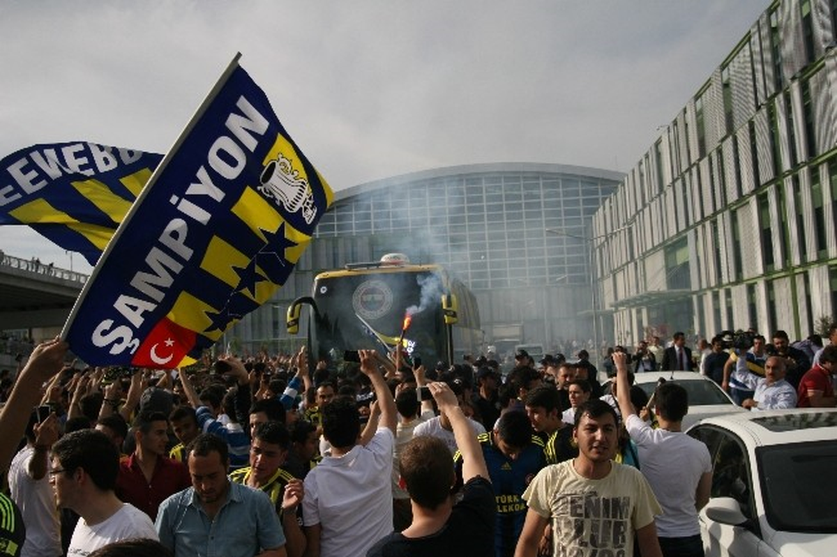 Şampiyon\'a İzmir\'de Alev Alev Karşılama