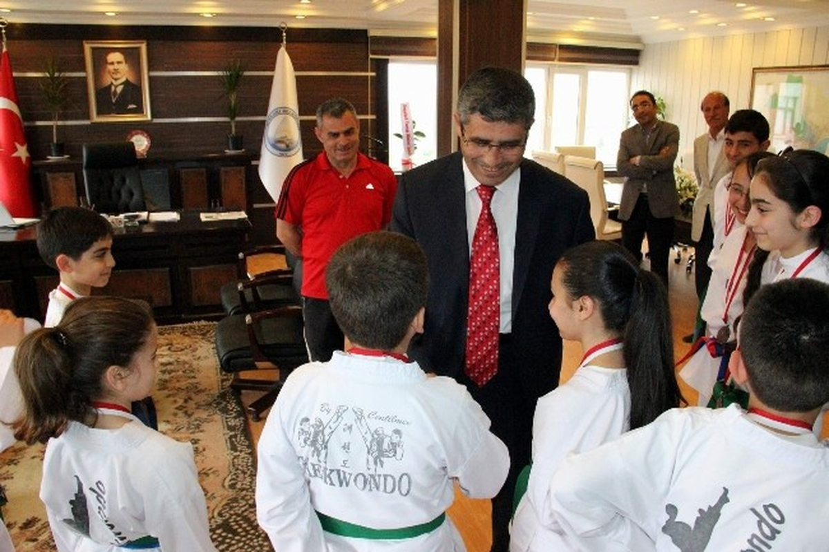 Suşehri Belediye Başkanı Yüksel, Tekvandocuları Ödüllendirdi