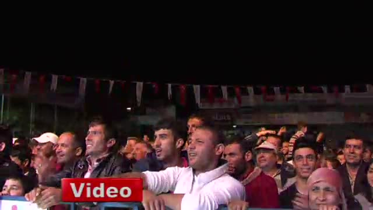 Uğur Işılak Dombıra ile Coşturdu