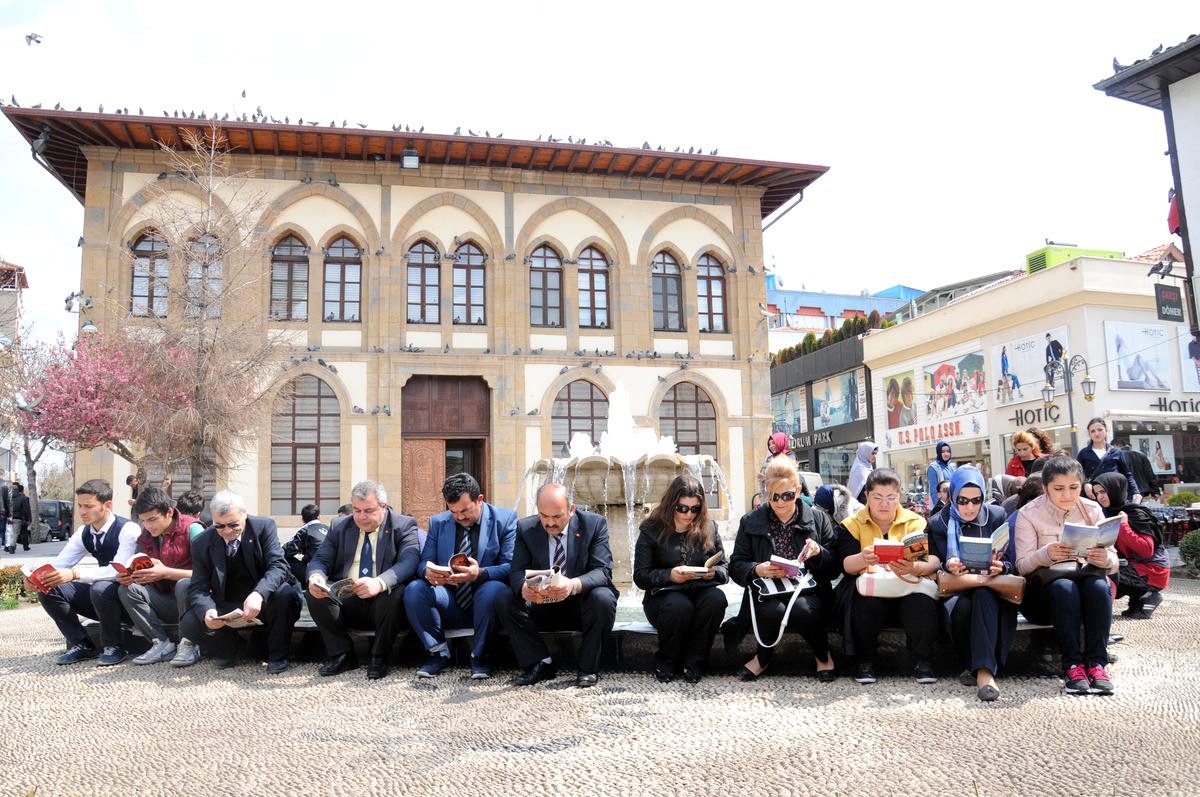 Üniversite Öğrencileri Meydanda Kitap Okudu