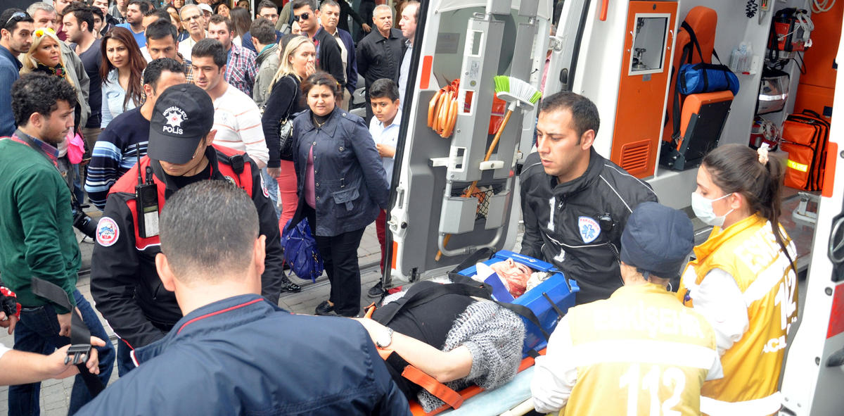 Üzerine Tabela Düşen 2 Kardeş Yaralandı