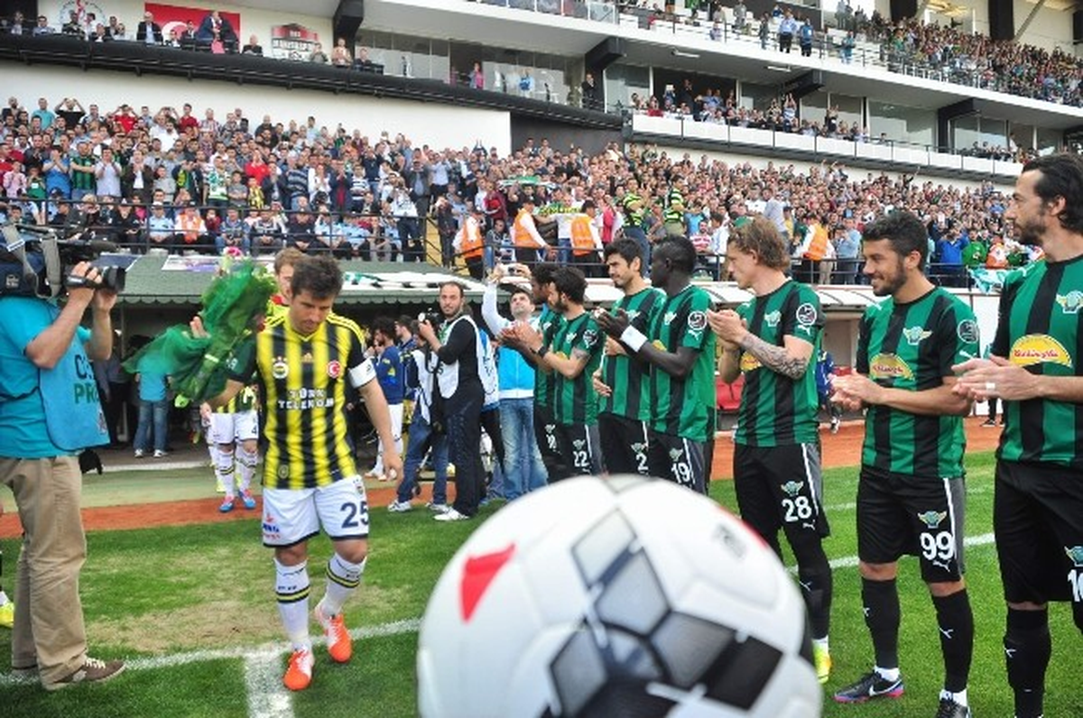 Akhisar Belediyespor, Fenerbahçeli Futbolcuları Maç Öncesinde Alkışladı