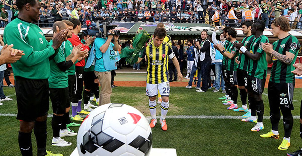 Akhisar Belediyesporlu Futbolcular, F.Bahçelileri Alkışladı