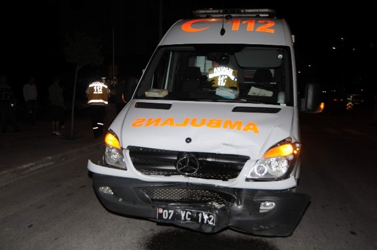 Antalya\'da Ambulans Kaza Yaptı: 1 Yaralı