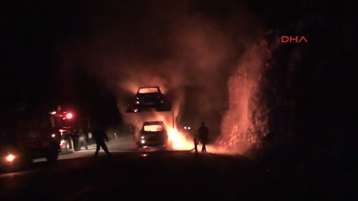 Antalya\'da Otomobil Yüklü Tır\'da Yangın Çıktı