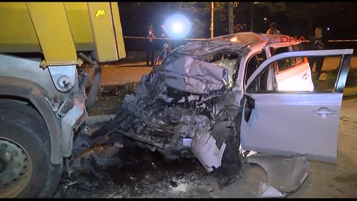 Beylikdüzü Beykent\'te Yaşanan Trafik Kazasında Park Halindeki Hafriyat Kamyonuna Arkadan Çarpan...