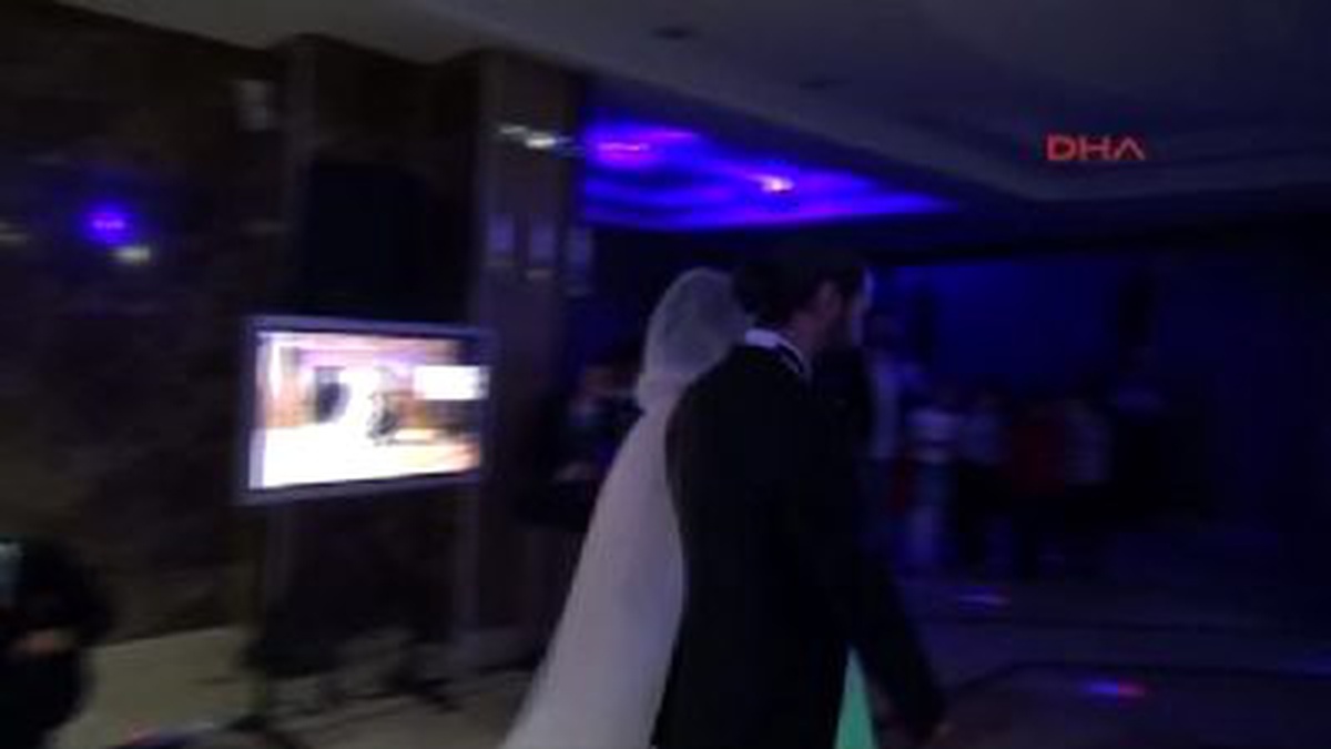 Düğününde Gelinliği ile Ana Haber Bülteni Sundu