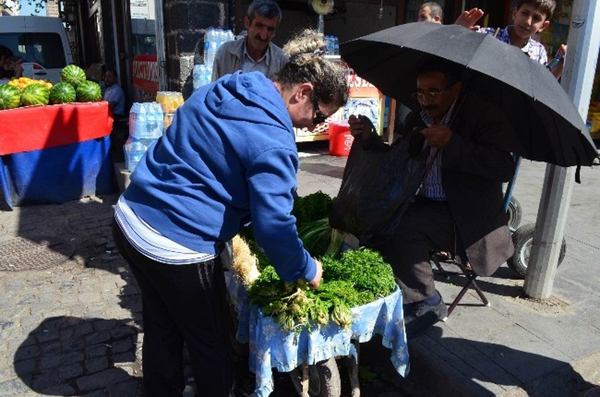 Güneş Altında Şemsiyeyle Ekmek Mücadelesi