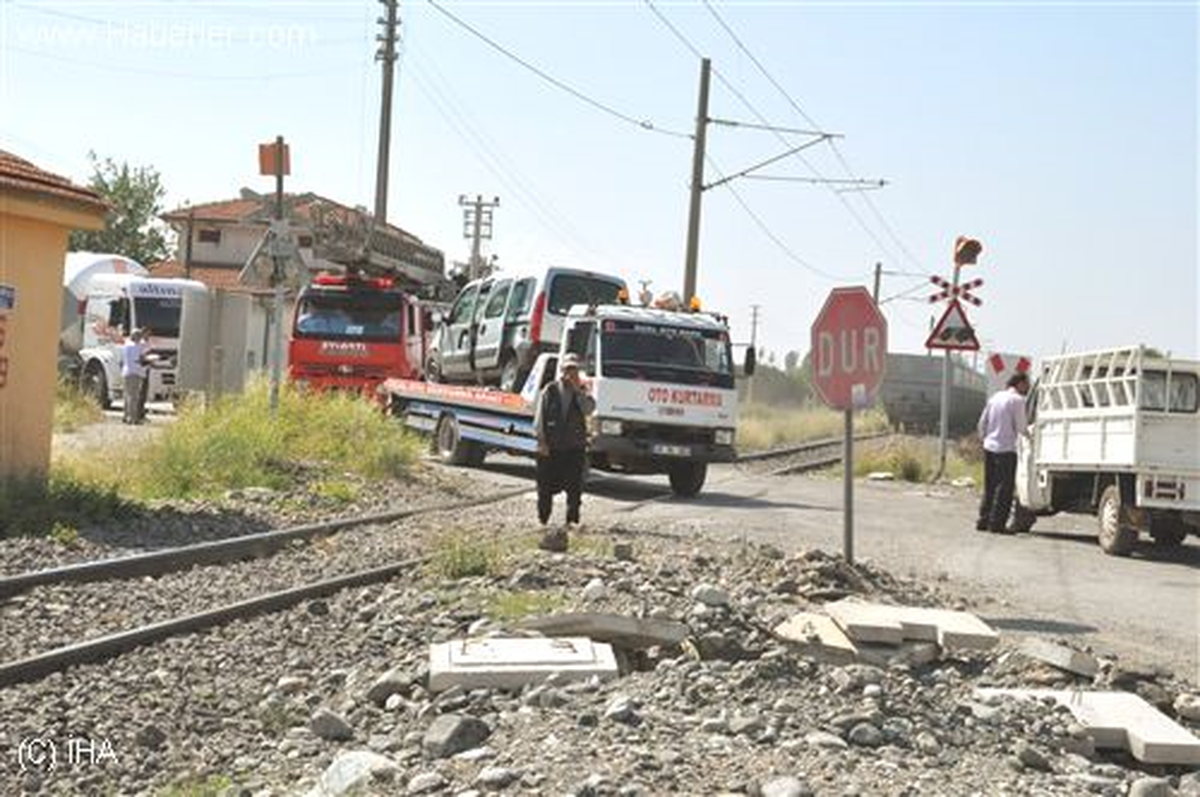 Hatay Dörtyol\'da Hemzemin Geçitteki Kaza