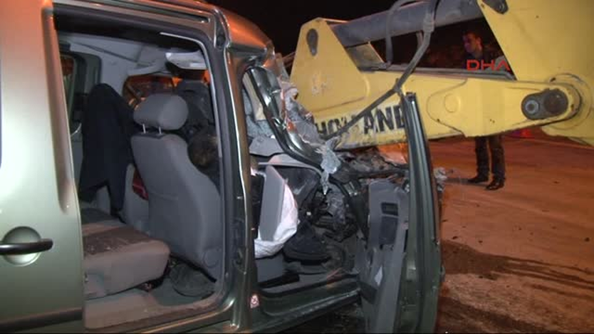 İş Makinasına Çarpan Aracın Motoru 70 Metre İleri Savruldu