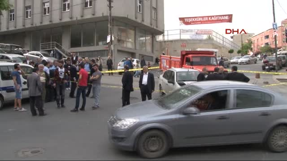 Kağıthane\'de Bir Otomobilin Çarpmasının Ardından Kamyonetin Altında Kalan Yaya Mucize Eseri Ölümden...