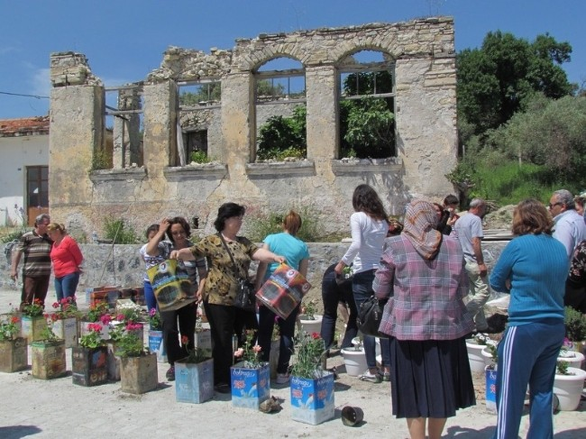 Kuşadası\'nın Gizli Kalmış Mahallesinde Çiçek Şenliği