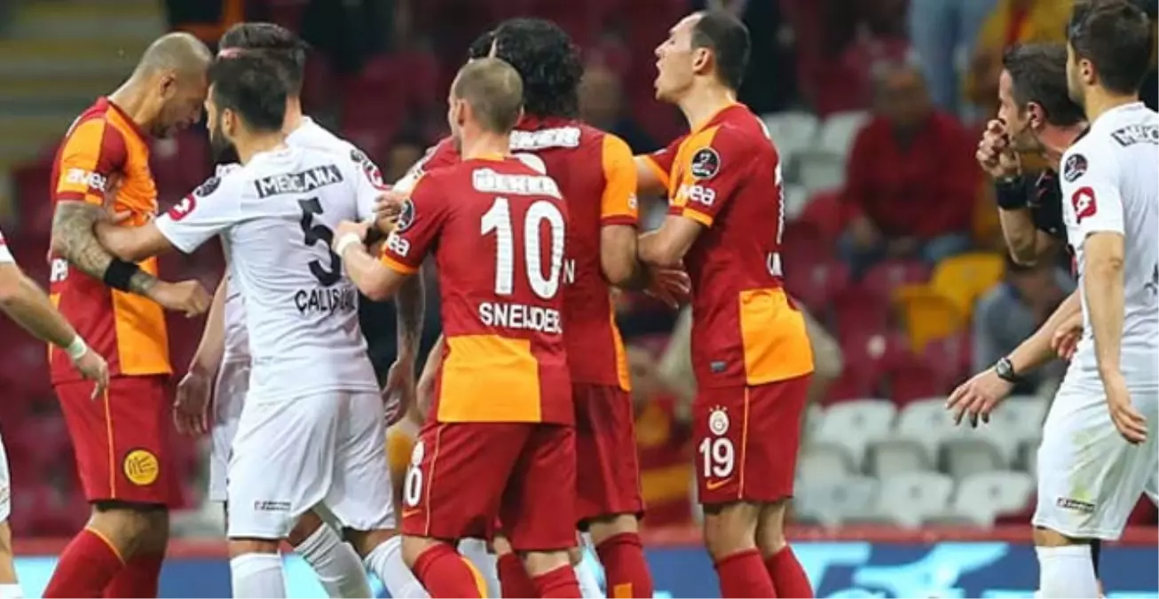 Melo, Rakip Oyuncuya Kafasını Uzatıp Kendini Yere Attı