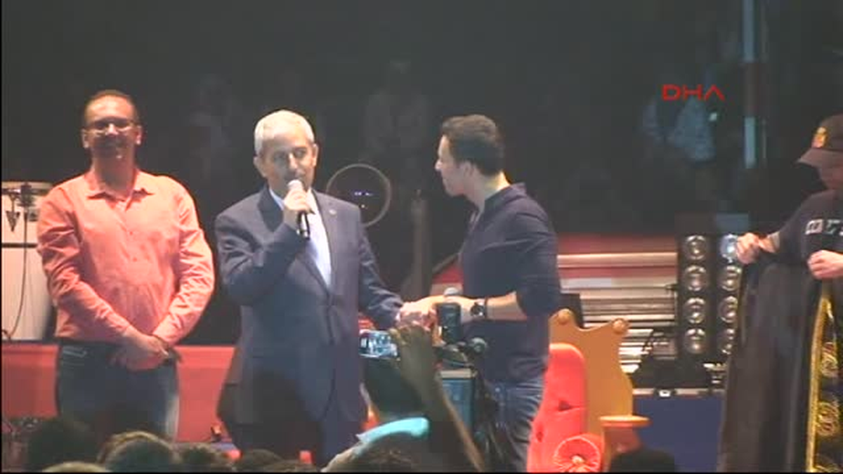 Mustafa Sandal Kaftan Giydi, Tahta Oturdu