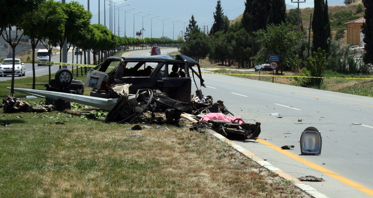 Otomobil İkiye Bölündü, Kaşında Sıyrıkla Kurtuldu