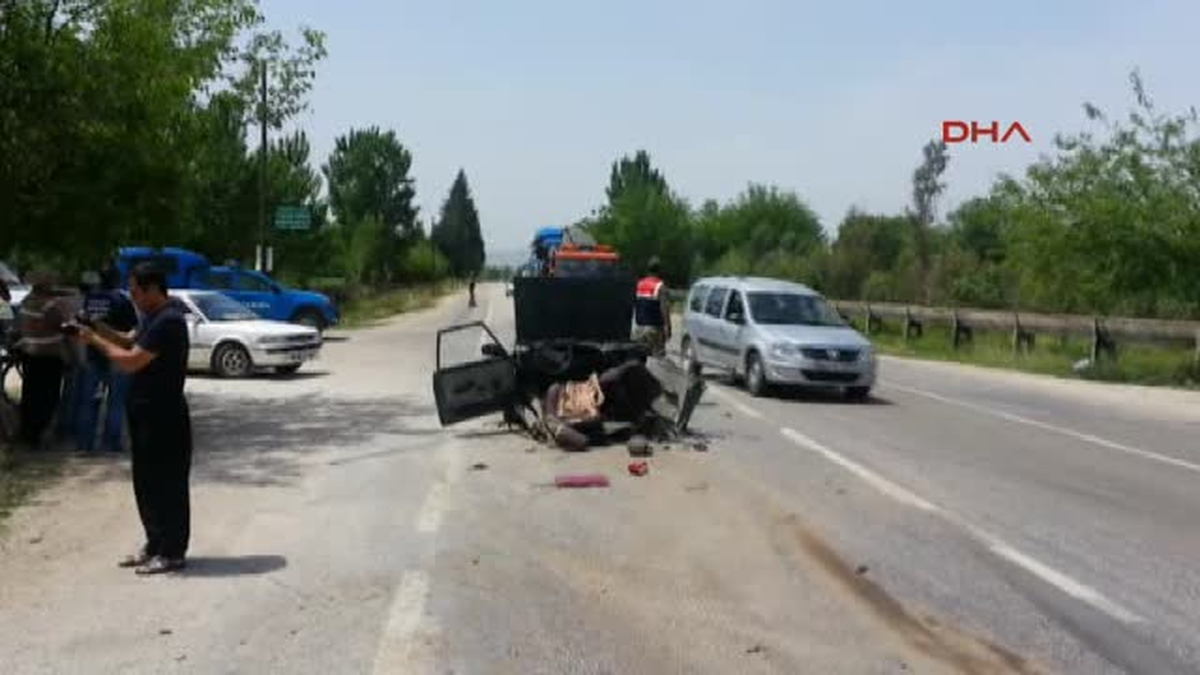 Otomobil İkiye Bölündü, Kazayı Kaşındaki Sıyrıkla Atlattı