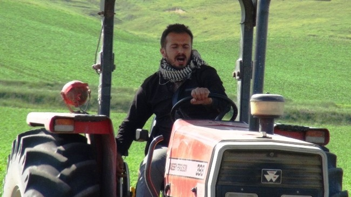 Kaset Çıkarmak İçin Sabah Tarlada Çalışıyor, Akşam Sahnede Şarkı Söylüyor